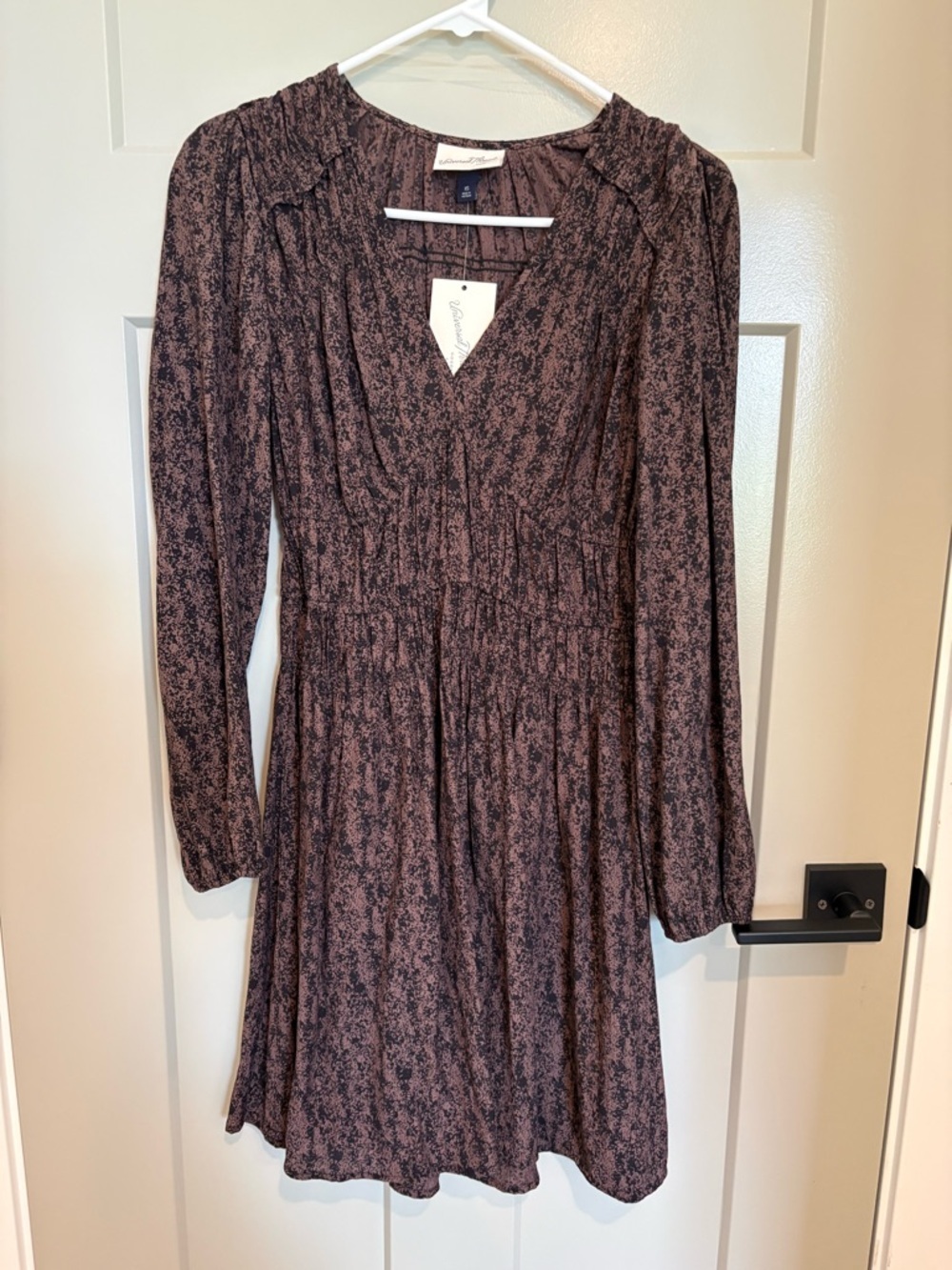 Long-Sleeve V-Neck Dress in brown/black